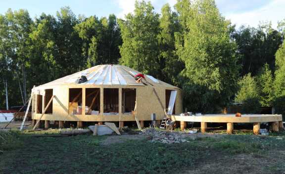 В Красноярском природном парке «Ергаки» строят модульные дома для туристов