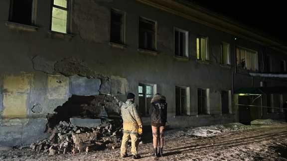 В Кузбассе обрушилась часть стены в многоквартирном доме
