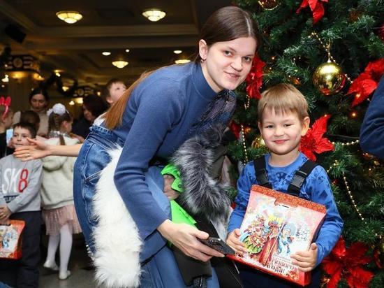 Почти 6,5 тысяч детей посетили губернаторские ёлки в Омской области