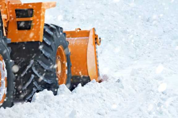 Больше 100 единиц техники очищают улицы Барнаула от снега