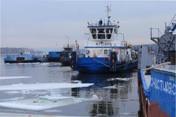 Команды судов Енисейского пароходства подключились к ремонту