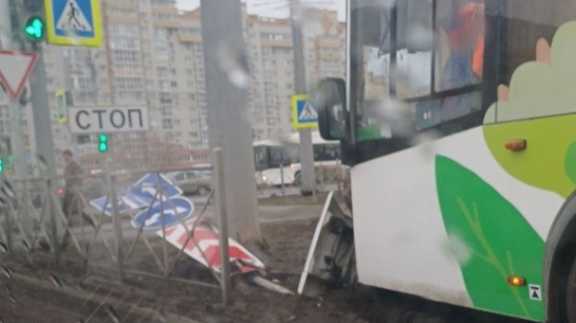Автобус №78 снес дорожный знак на Левобережье Омска
