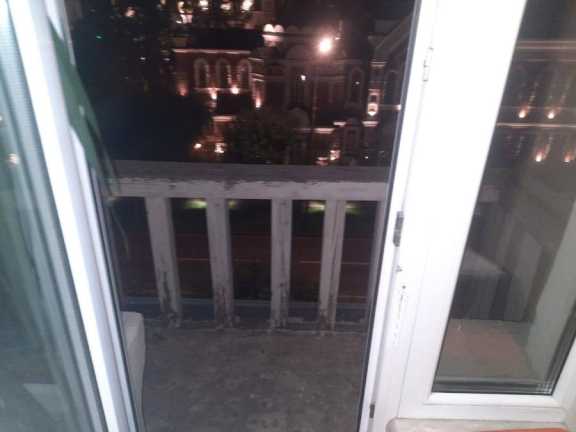 В Красноярске по факту падения на женщину фрагмента балкона возбуждено уголовное дело