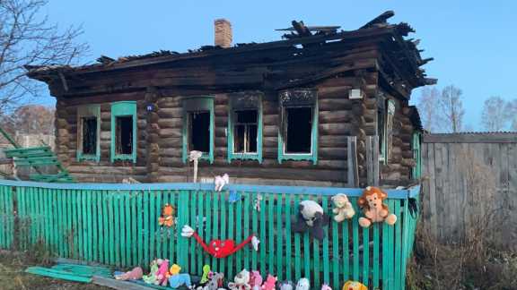 В Красноярском крае женщину обвиняют в смерти детей в пожаре