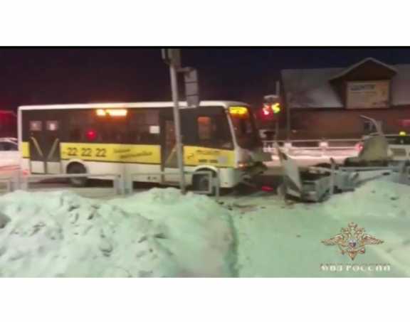В ДТП с автобусом под Иркутском погиб человек