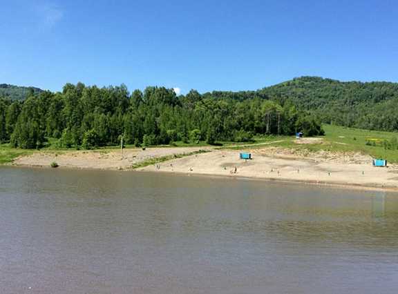 Алтайский пляж «Еланда» активно готовят к купальному сезону
