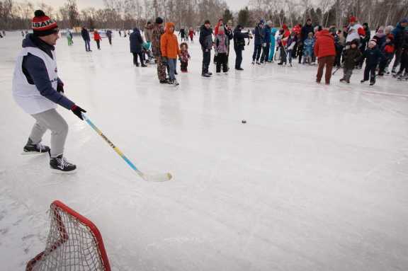 В Омске заливают хоккейные площадки во дворах