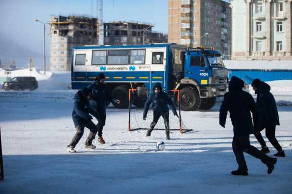 Матч на снегу провела в Норильске популярная медиафутбольная команда 2DROTS