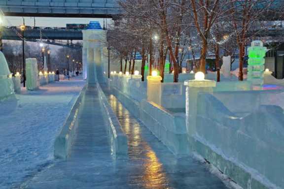 В Новосибирске достроили ледовый городок на набережной
