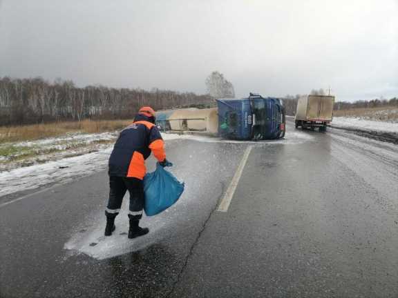 Грузовик с нефтепродуктами перевернулся в Красноярском крае 