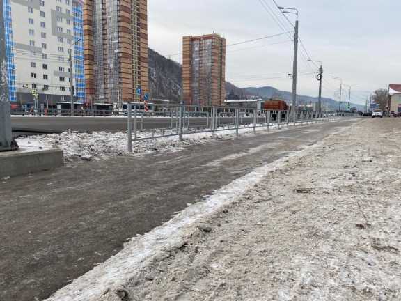 В Красноярске на Свердловской появился забор из-за водителей-нарушителей