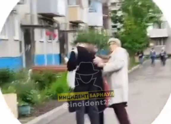 В Барнауле две пенсионерки побили школьниц из-за листовок