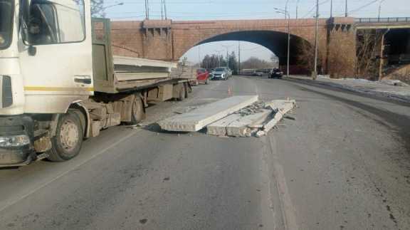  Бетонная плита выпала на дорогу на улице Дубровинского в Красноярске 