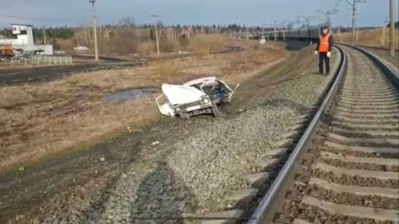 Снова поезд столкнулся с автомобилем в Кузбассе