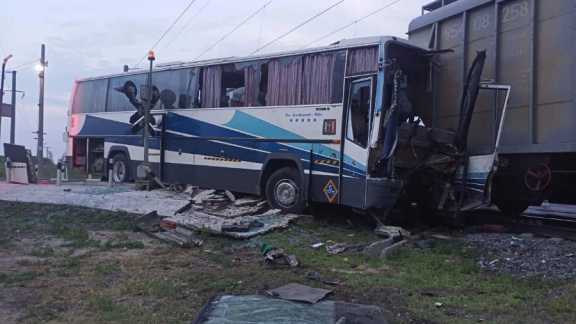 В Алтайском крае полиция выясняет обстоятельства столкновения автобуса с поездом