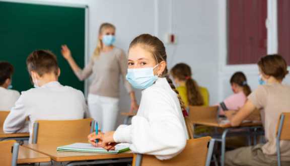 На работе и в школах Хакасии меньше всего заражаются COVID-19