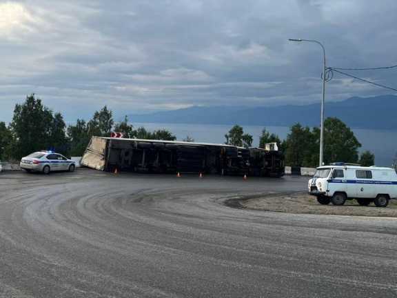 В Иркутской области на трассе опрокинулся тягач