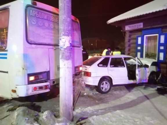 В Красноярском крае пьяный водитель врезался в дом