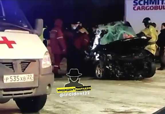 В Алтайском крае Audi врезался в стоящий грузовик, пассажир погиб