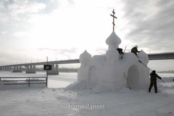 В Барнауле завершают строительство Крещенского городка