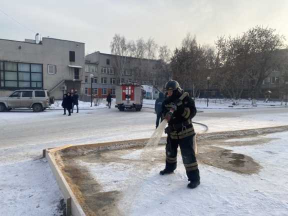 Во дворе Иркутской областной детской клинической больницы залили каток