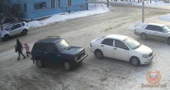 В Красноярском крае водитель сбил маму с ребёнком и остался на полтора года без прав