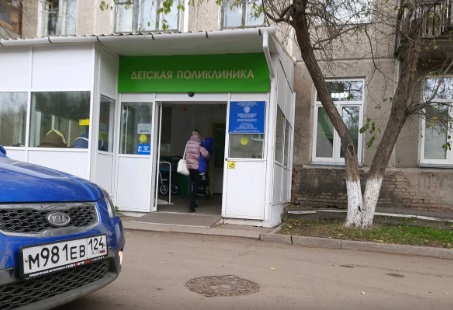 В Красноярске у детской поликлиники на улице Матросова отремонтируют тротуар