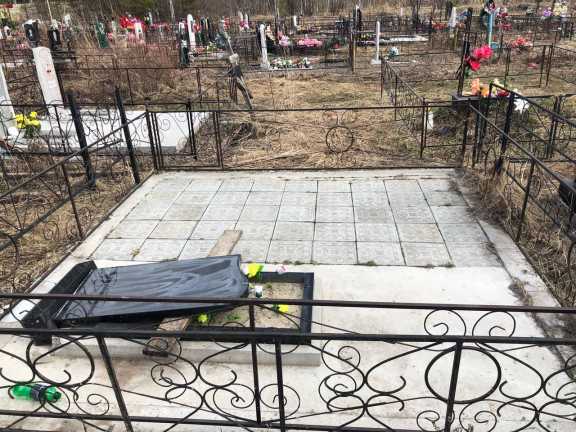 Неизвестные в Красноярском крае сломали памятники на кладбище