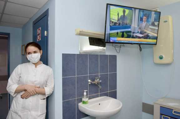 На 95-летие таймырской больнице «Норникель» подарил 10 современных TV-панелей
