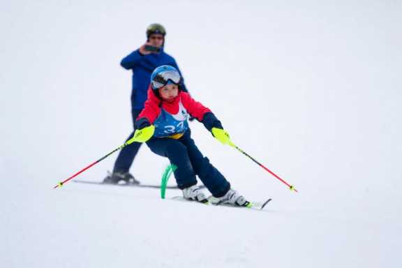 В Красноярске Всемирный день снега отметили детскими горнолыжными соревнованиями