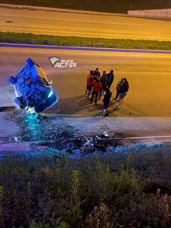 В Новосибирске Porsche рухнул на Ипподромскую магистраль