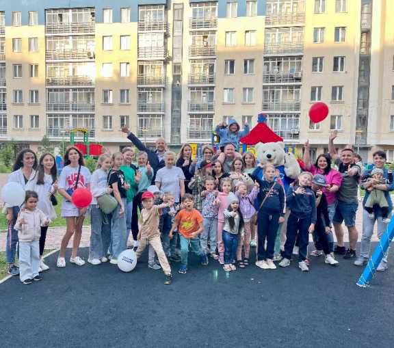 Красноярские партийные активисты наградили жителей одного из лучших дворов России