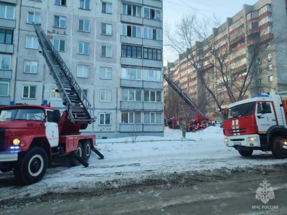18 человек спасли на пожаре в многоэтажке в Новосибирске 