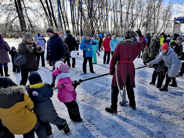 В Красноярске с сибирским размахом празднуют Масленицу