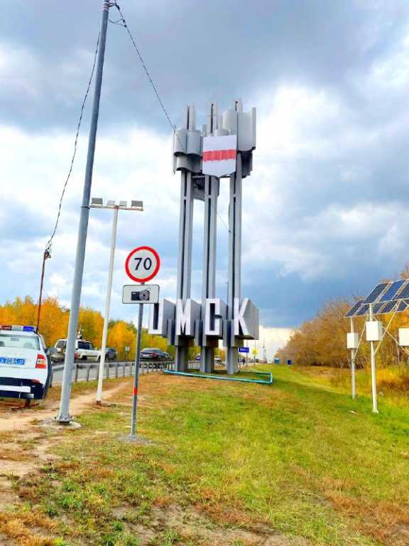 В Омске завершают установку стел на въездах в город