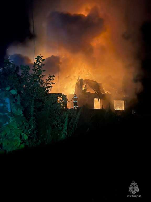 Крупный пожар в Бийске уничтожил дом и надворные постройки