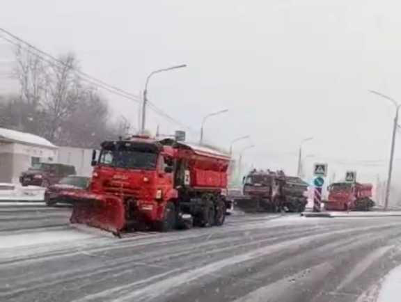 В Красноярске первый снегопад убирают 55 машин