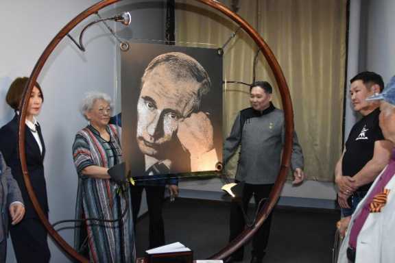 Портрет Путина из гвоздей собрали в Туве