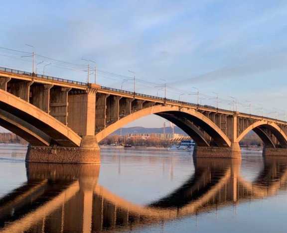 В Красноярске с моста спрыгнул 27-летний парень
