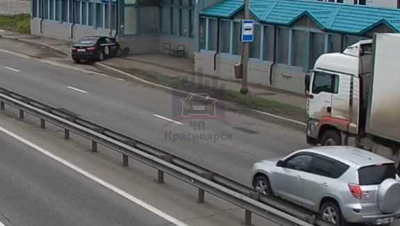 Таксист отвлекся и влетел в остановку на Котельникова
