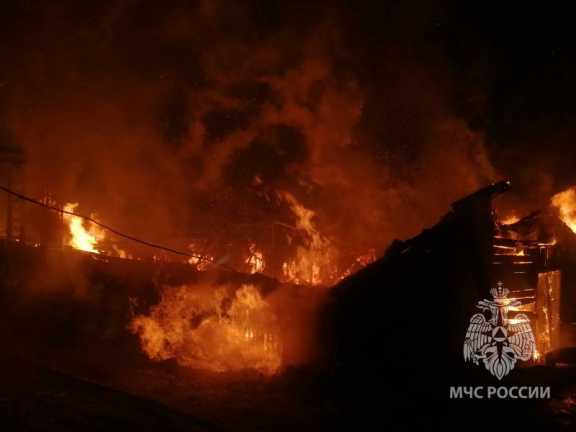 В Иркутской области сгорел ангар с пиломатериалами и транспортом