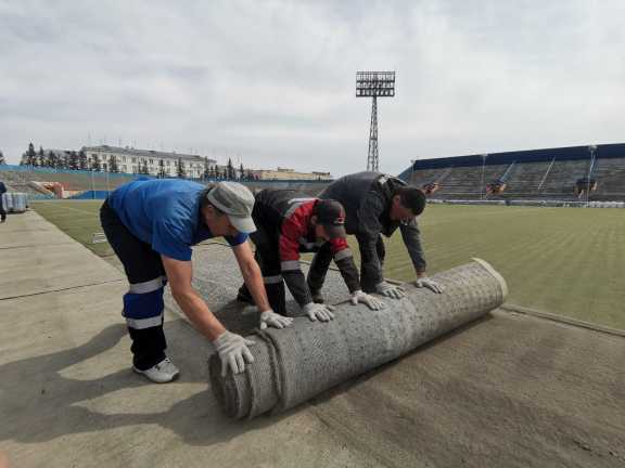 В Кемерове демонтирую старое футбольное поле на стадионе «Химик»