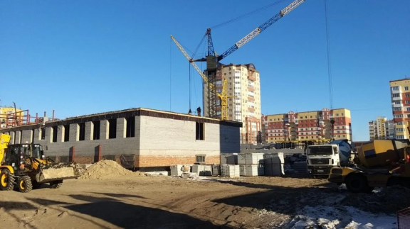 В Омске в строящейся школе на проспекте Космическом появился первый этаж