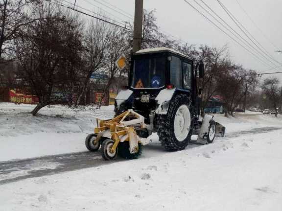 В Иркутске со снегом борются более 100 машин