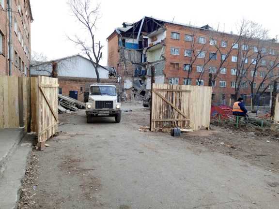 В Хакасии огородили забором и поставили охрану вокруг аварийного общежития