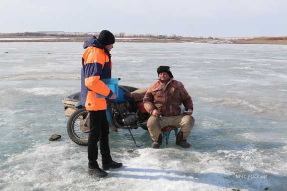 В Хакасии спасатели советуют жителям и гостям республики быть внимательнее на льду