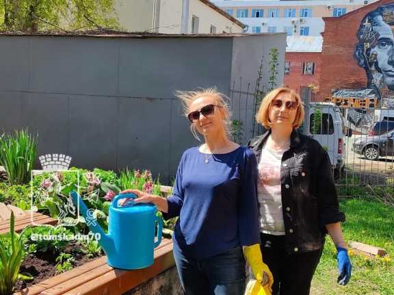 В Томске ландшафтные волонтеры помогают озеленять город