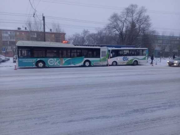 В Омске в столкновении двух пассажирских автобусов пострадали трое