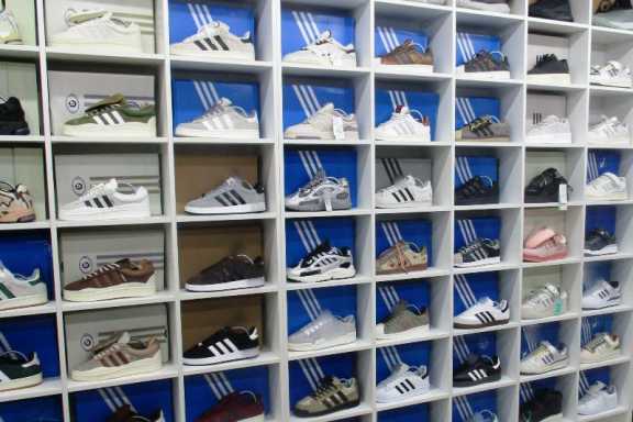 Поддельной одеждой и обувью торговали в магазине Советского района Красноярска