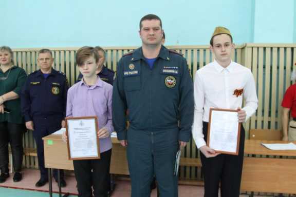 Новосибирских подростков наградили за спасение из огня 10-летнего мальчика